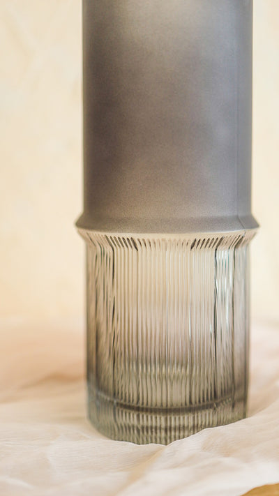 灰色磨砂玻璃花瓶
